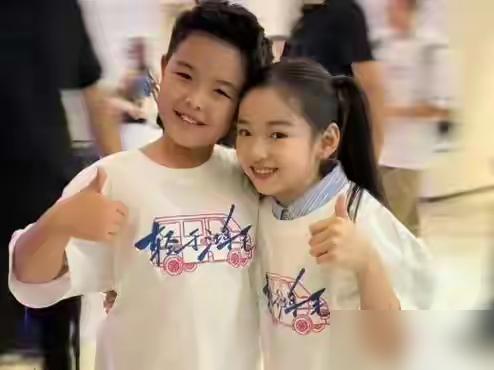 佟丽娅晒出的喜讯直接甜到心坎了！朵朵和小酒窝这对青梅竹马，合体为法国动画《时空奇