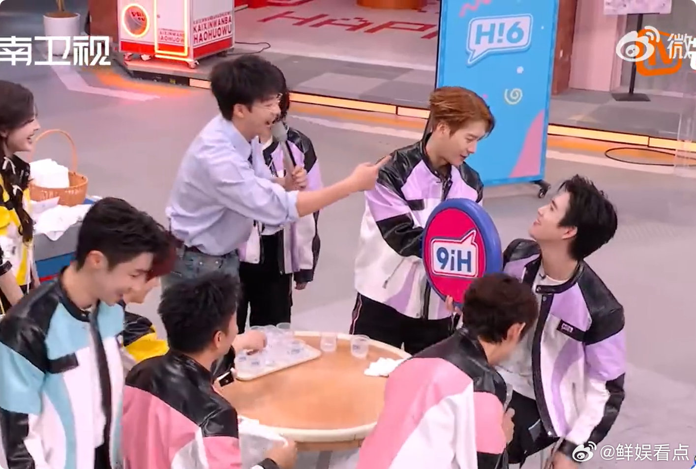 王嘉尔加陈飞宇等于人仰马翻王嘉尔陈飞宇连输四局，泼水游戏直接人仰马翻，这画面也太