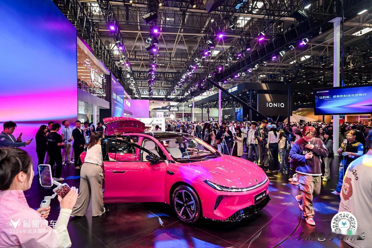 这次北京车展，极狐汽车携全产品矩阵重磅亮相。

其中极狐S3全球首发，聚焦10万
