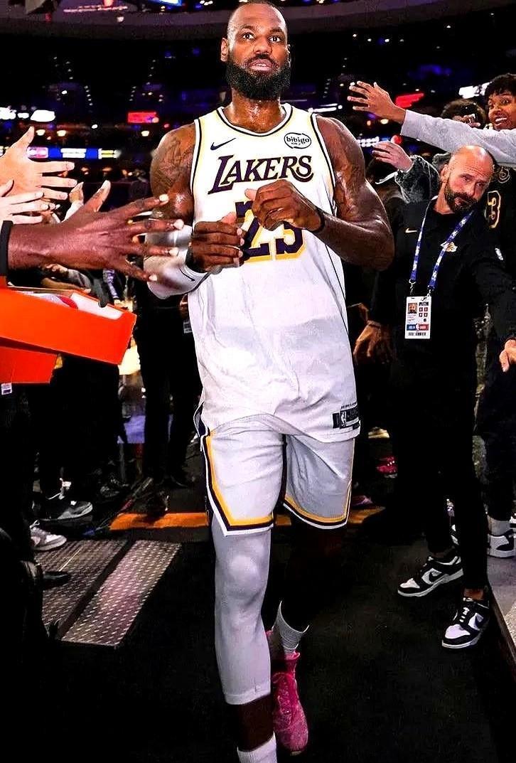 东契奇12分钟伤退被骂“软”，但场上三位老将用行动撕碎了这标签。
你看那39岁的