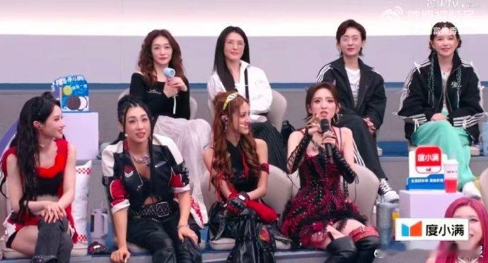 唐艺昕唱的是何宣林的词不惧挑战帮队友分担难题，即便不擅长也用心诠释，温柔又有责任