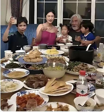 吃饭啦！快看！朱之文家吃饭啦！张纪中家吃饭啦！寺庙里的和尚们尼姑们也吃饭啦！大伙