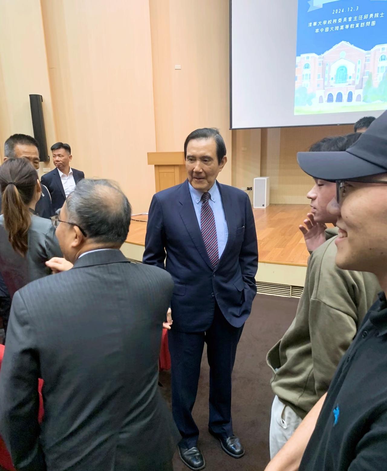 台湾地区，长期阻碍中国统一就是马英九。这个人非常之狡猾！在他担任领导人期间，从美