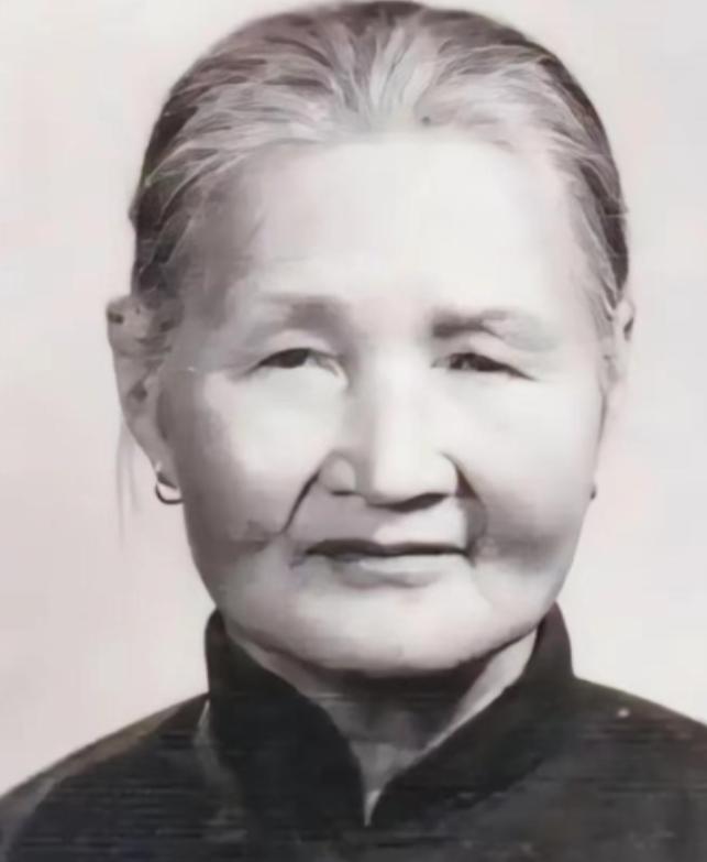 1940 年，21 岁的八路军政委蔡永，被叛军追赶，18 岁姑娘郭瑞兰为救他，假