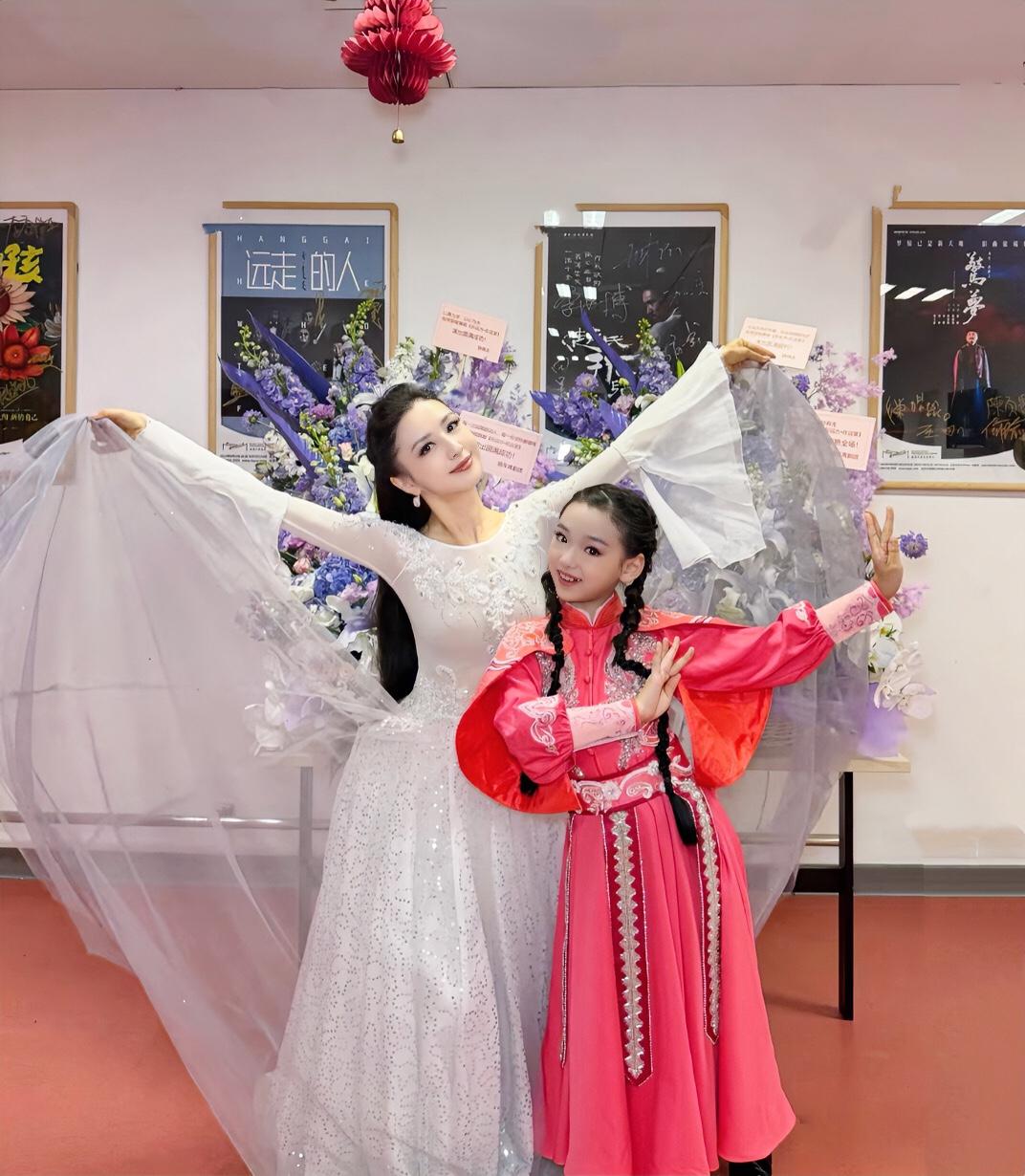 说实话，我是先喜欢酒窝后喜欢董璇的