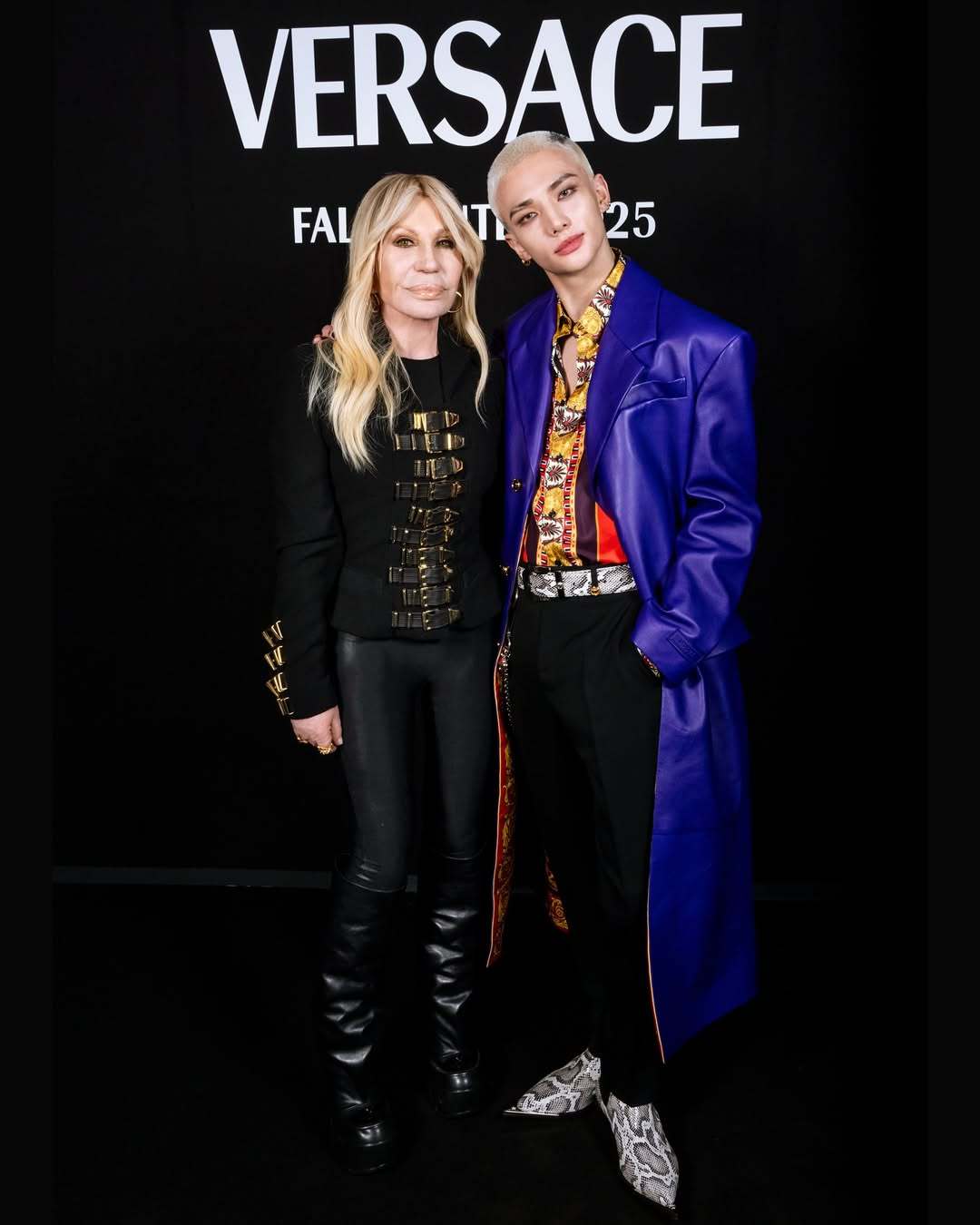 掌门人Donatella 分享和Versace 2025秋冬大秀头排看秀嘉宾合影