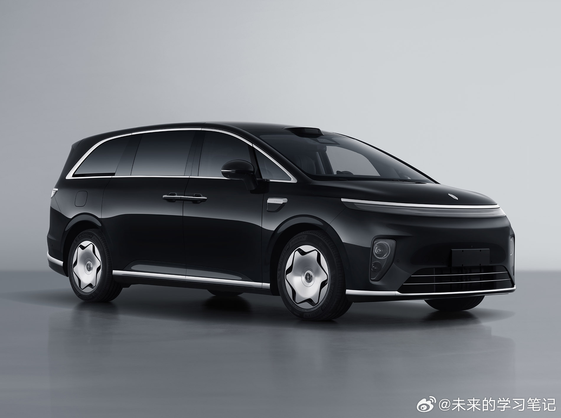 这次鸿蒙智行家族的MPV产品全部亮相，享界V8、智界V9、尊界V系列三款车的定位
