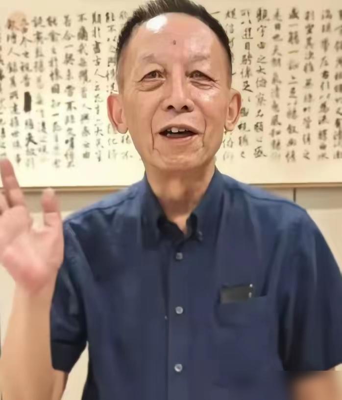 45岁的武汉大学副教授易中天递交完辞职信，头也不回地走了：“在这里待11年，连个