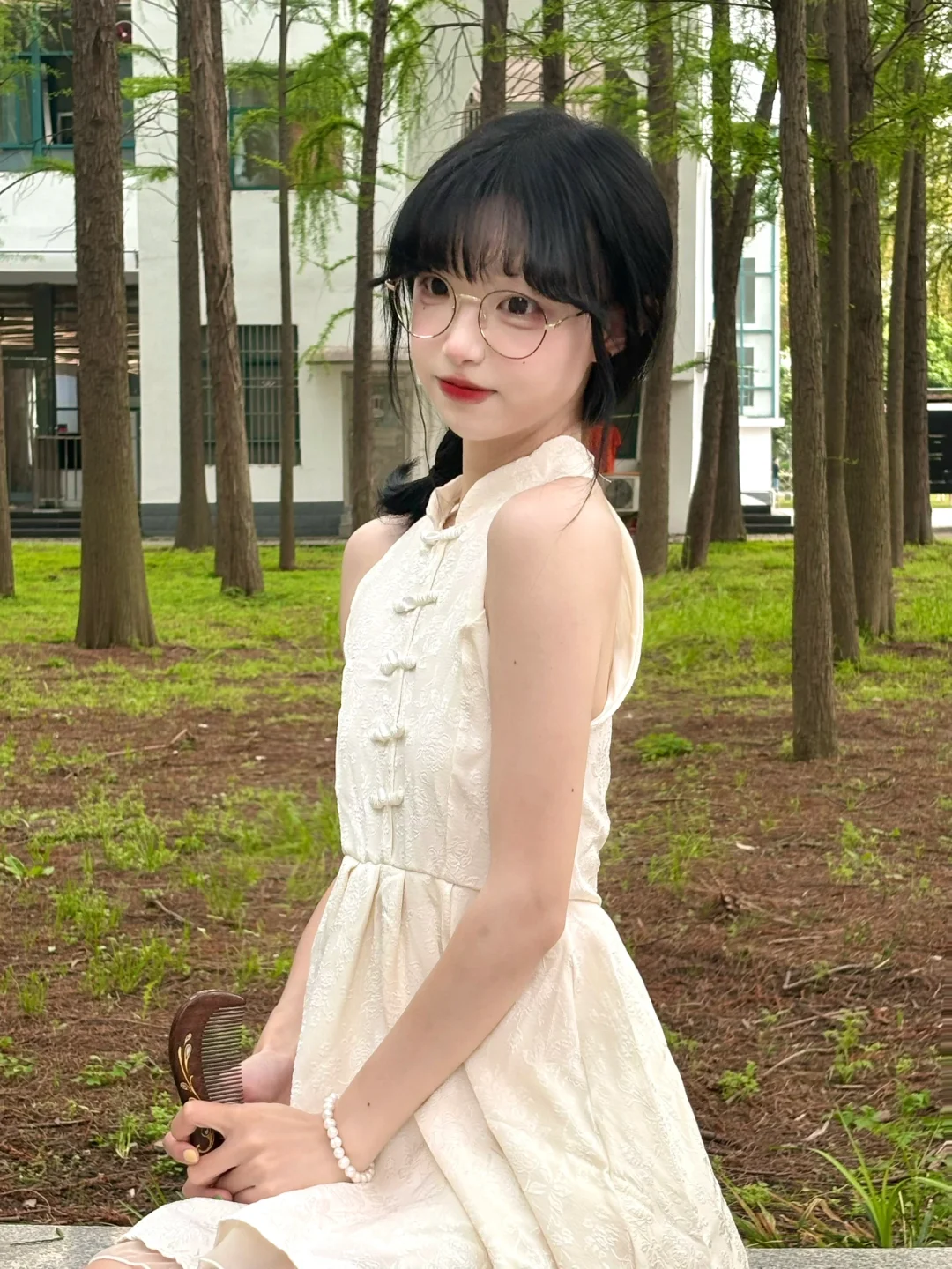 少女的心事散落在绿荫里