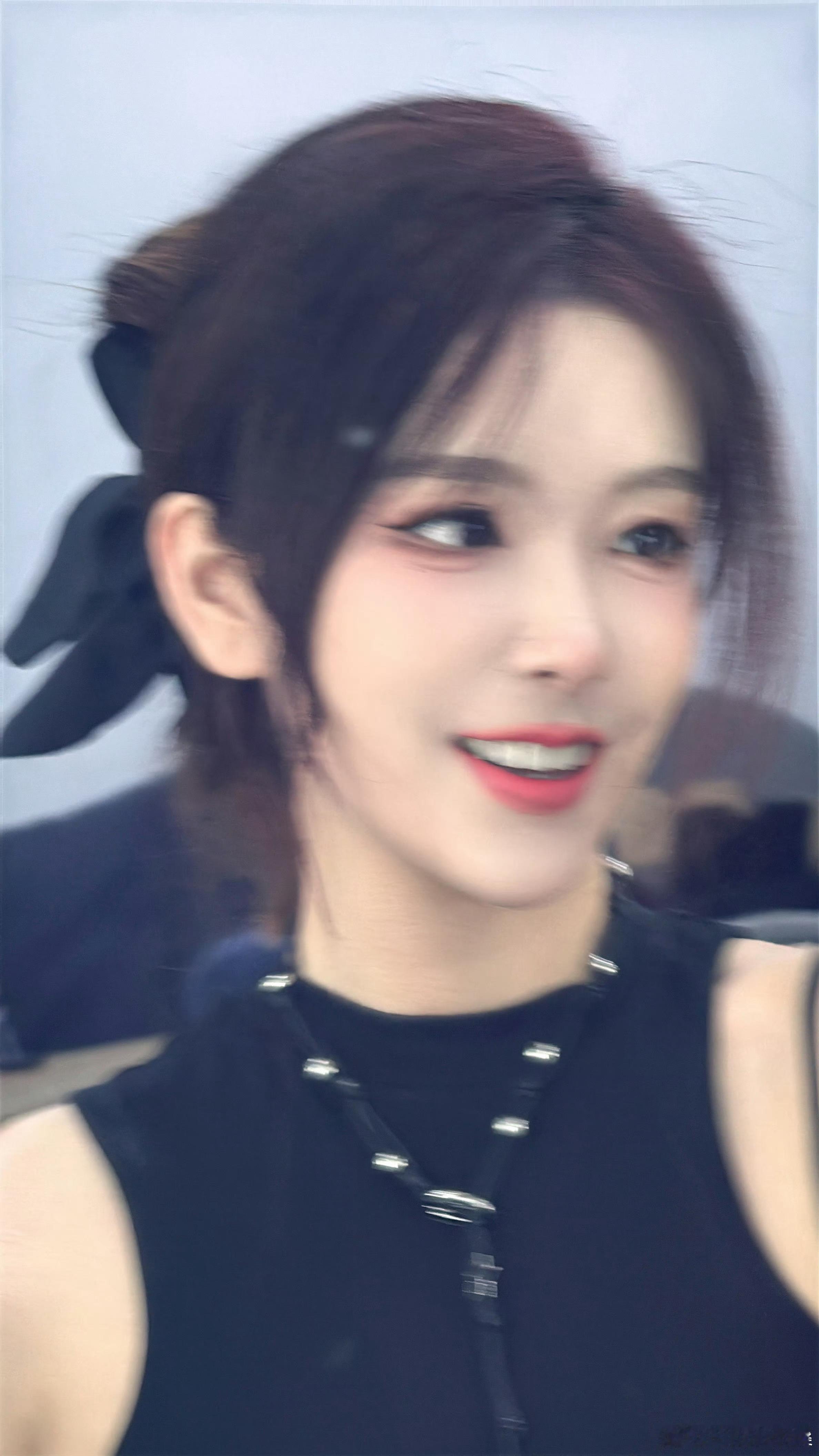 知性大姐姐[色]！LPL官方女解说Rita晒照：诚意满满的库存说是～开奔驰，喝战