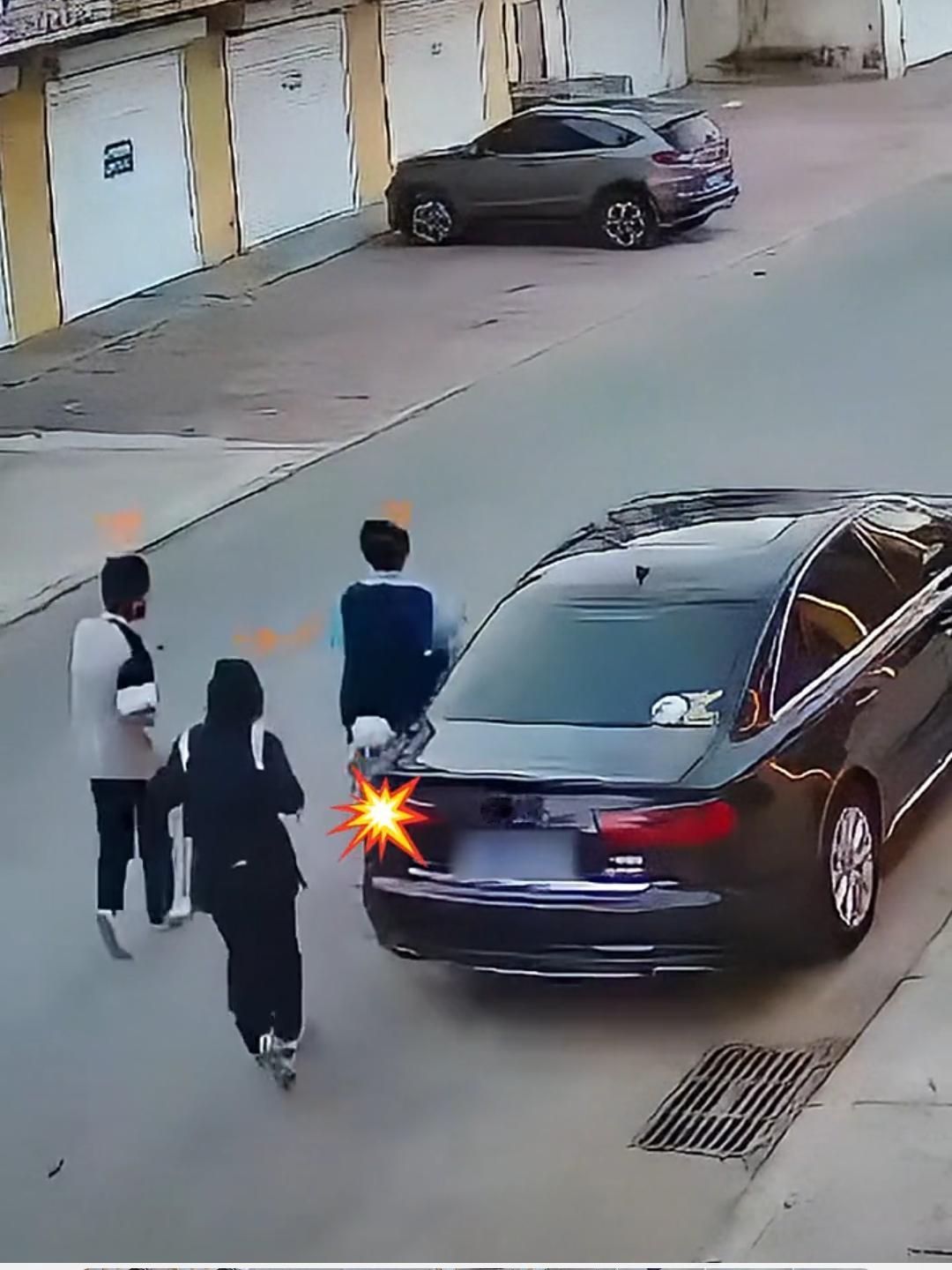 电动车剐蹭奥迪，电动车主动认错很常见，奥迪车主不追究也很常见。不常见的是3个少年