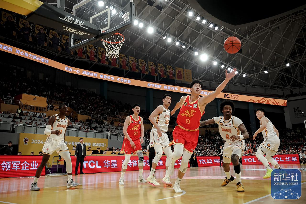 中国男篮加油，也让外国人看看中国篮球。