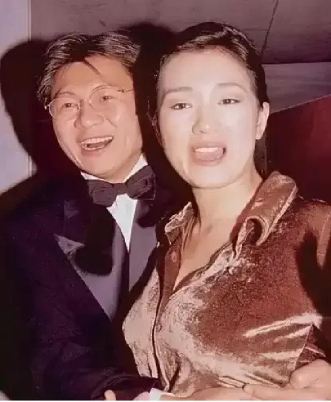 影后巩俐，喝了大半年中药。1996年，她嫁新加坡商人黄和祥。听从母亲建议，决定生
