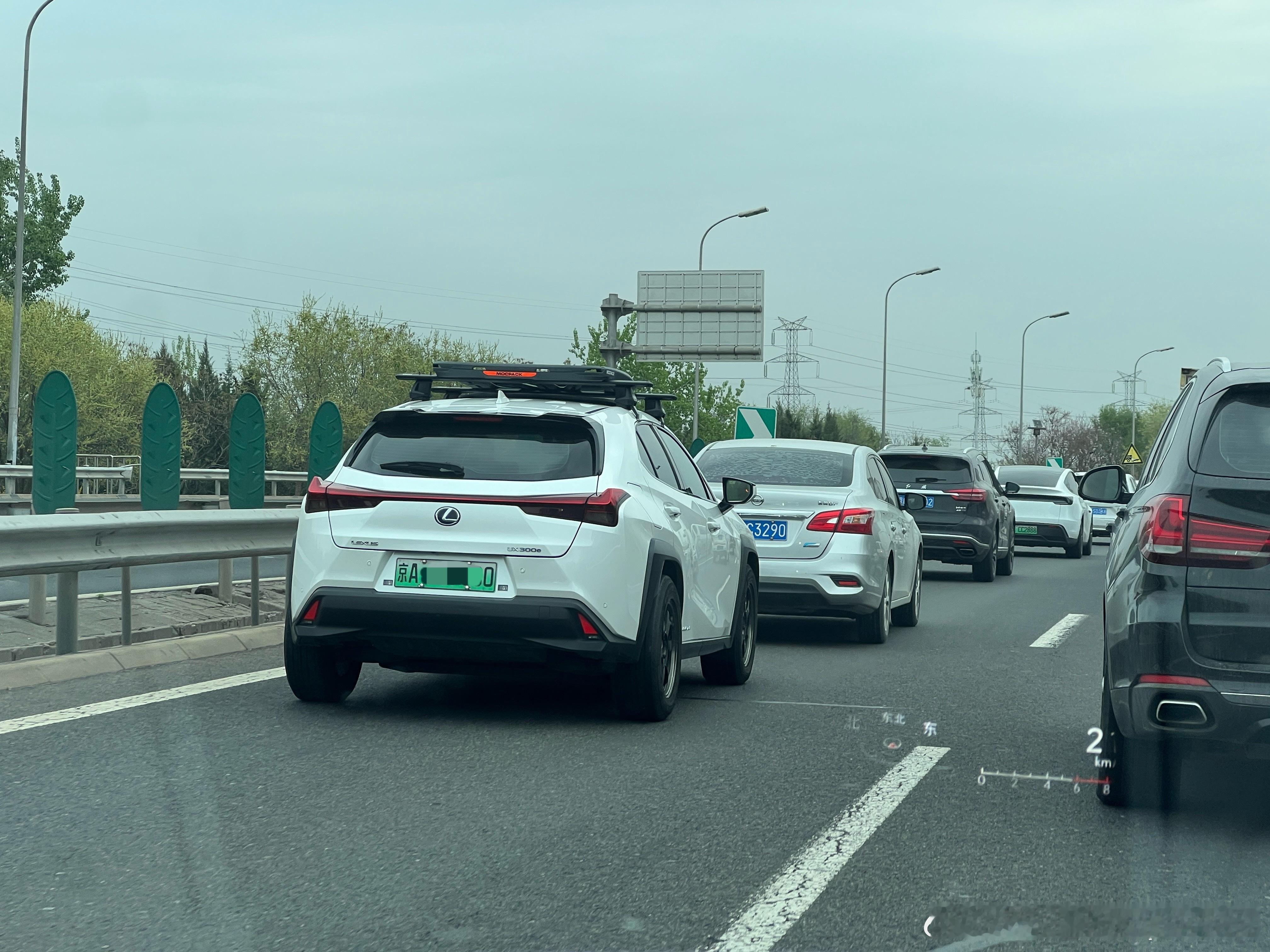 每天上班都能碰见这台雷克萨斯UX300e。我一直觉得作为CT的继任者；当年流行的