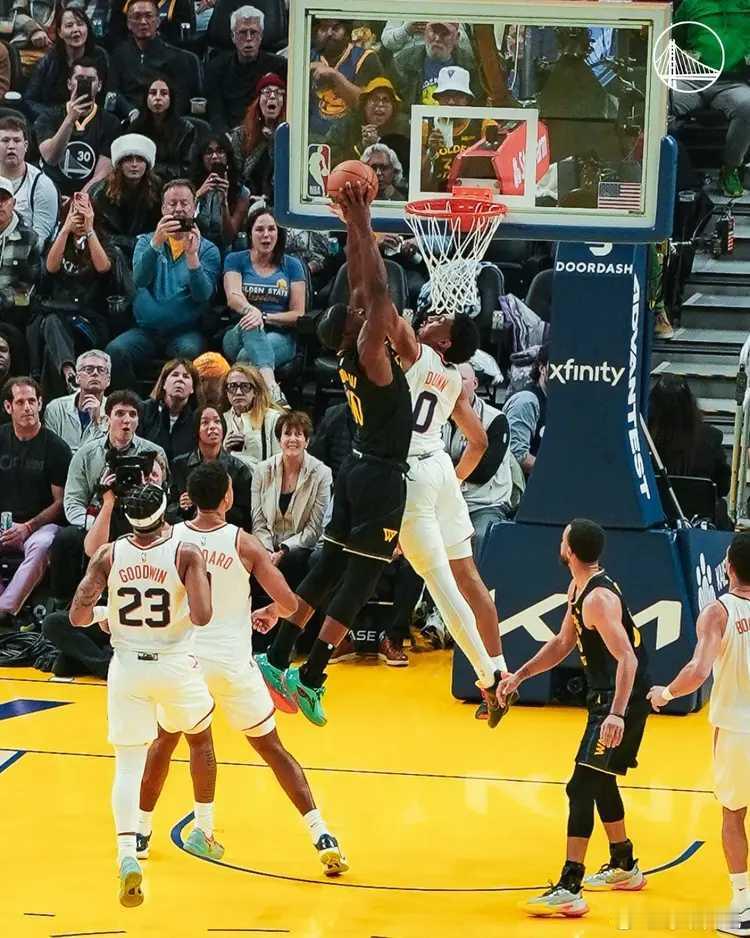 北京时间12月21日，NBA常规赛继续进行，金州勇士队（14胜15负）止住连败重