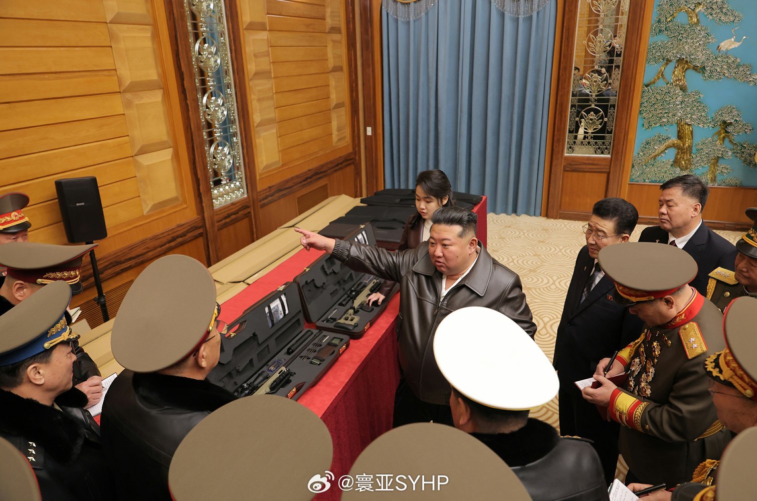 金正恩向主要领导干部赠送狙击步枪金正恩向朝鲜一些主要领导干部和军事指挥员，赠予礼