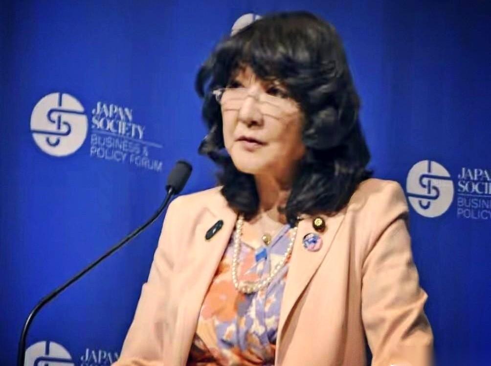 日元又崩了。
日本女财长直接撂下狠话，说这波暴跌全是投机盘在砸，已经脱离基本面，