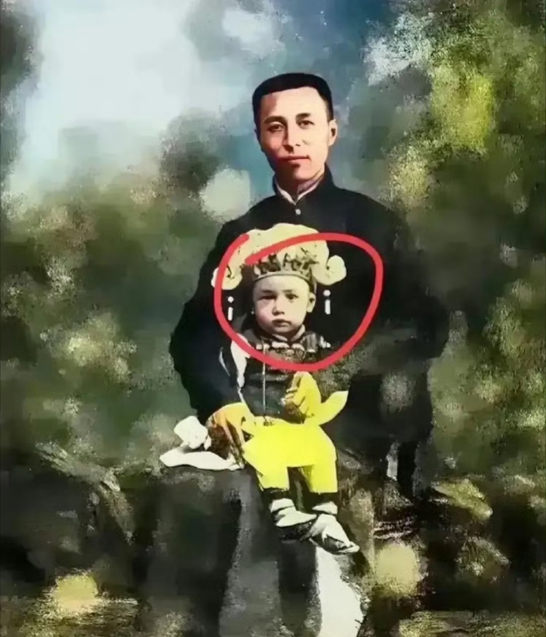 照片中这位伟大的父亲肯定不会知道，抱在他怀里的这个小男孩居然是整个中华民族的脊梁