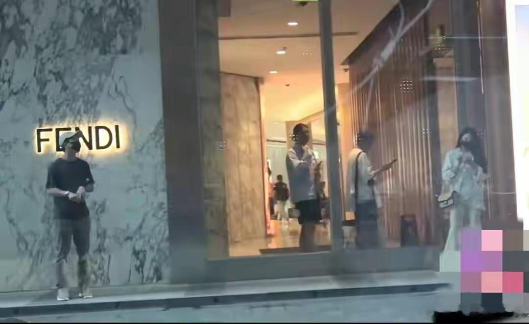 张雨绮真的算是内娱萧亚轩了，换男朋友的速度实在是太快了，快到没有空窗期！38岁张