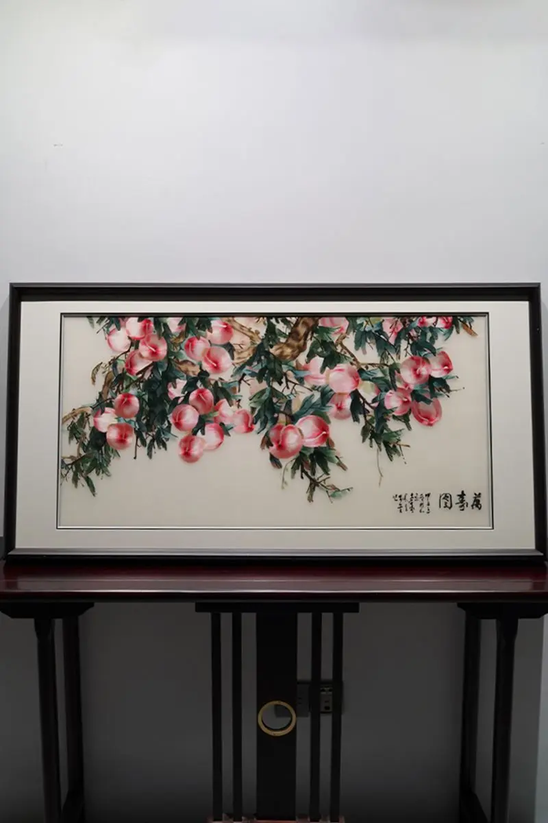 彩丝缀满枝寿桃，万卷福寿安康绵长 素笺留白，虬枝横展，丹桃垂坠，碧叶扶...