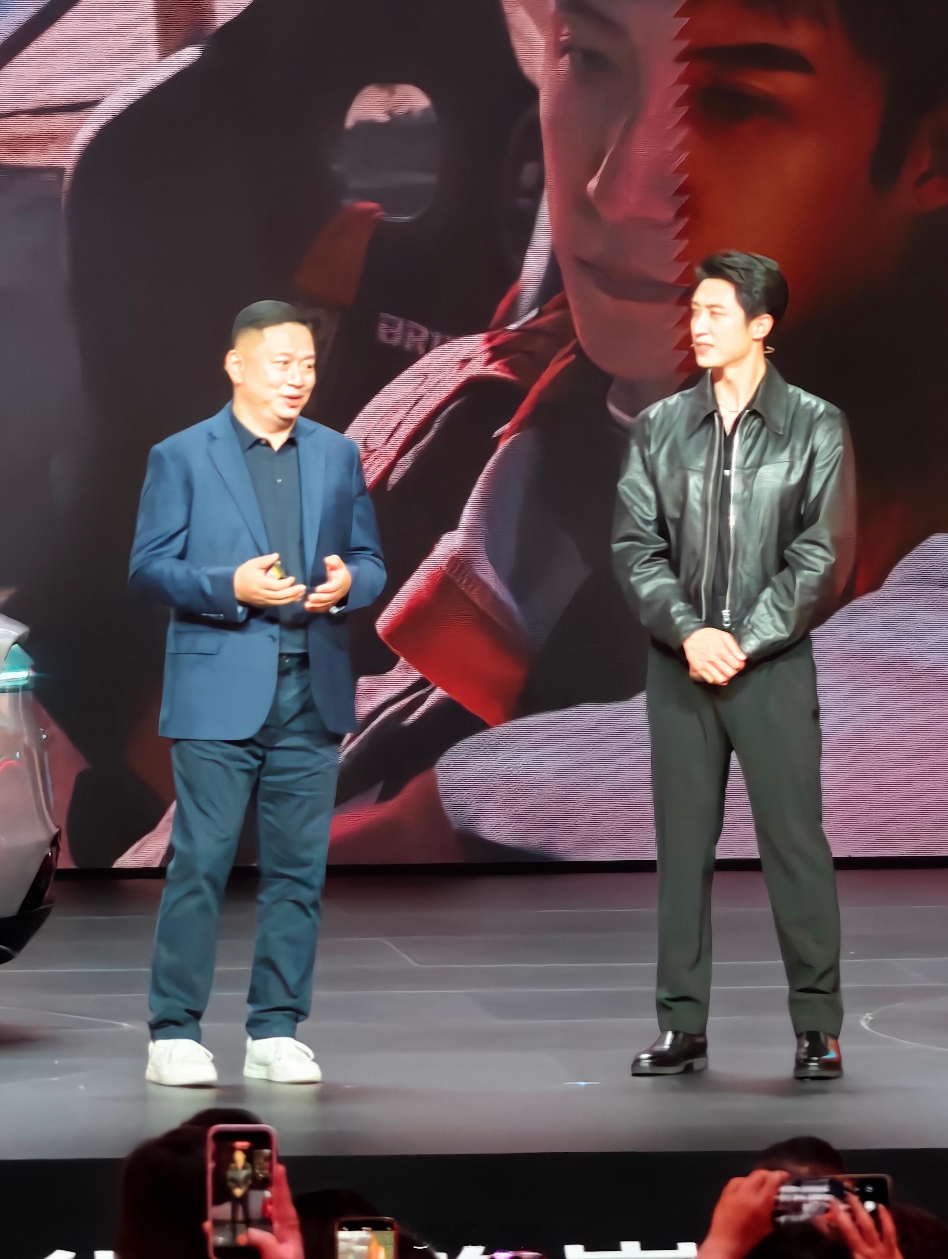刚看完F1 就来到了启境 发布会的现场~ 本人很帅，声音也好有磁性！今晚启境正式