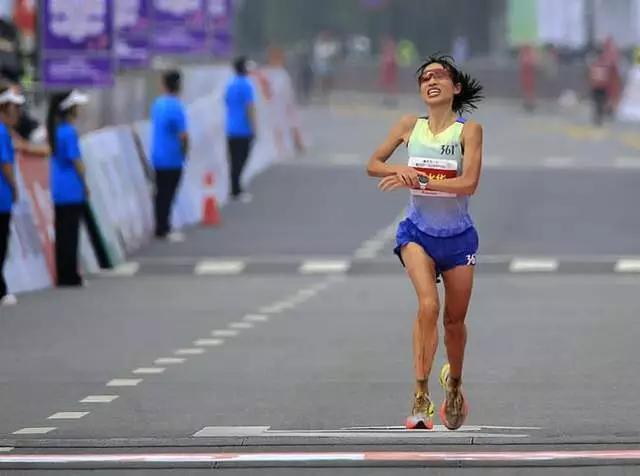 东极马拉松冠军、最快女护士张水华无奈辞职，真让人看到了人性丑陋的一面。她不过调班