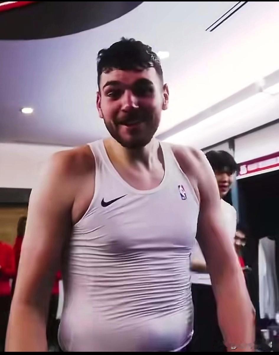 克林根这大肚子如果换作是杨瀚森的话，估计就得被喷自闭了。不过话说回来，本赛季的大