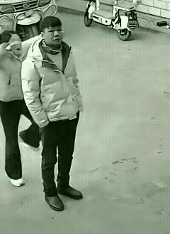 得不偿失喽？
是啊！女的突然袭击是不应该，措手不及让人防不胜防，可这位男同胞这招