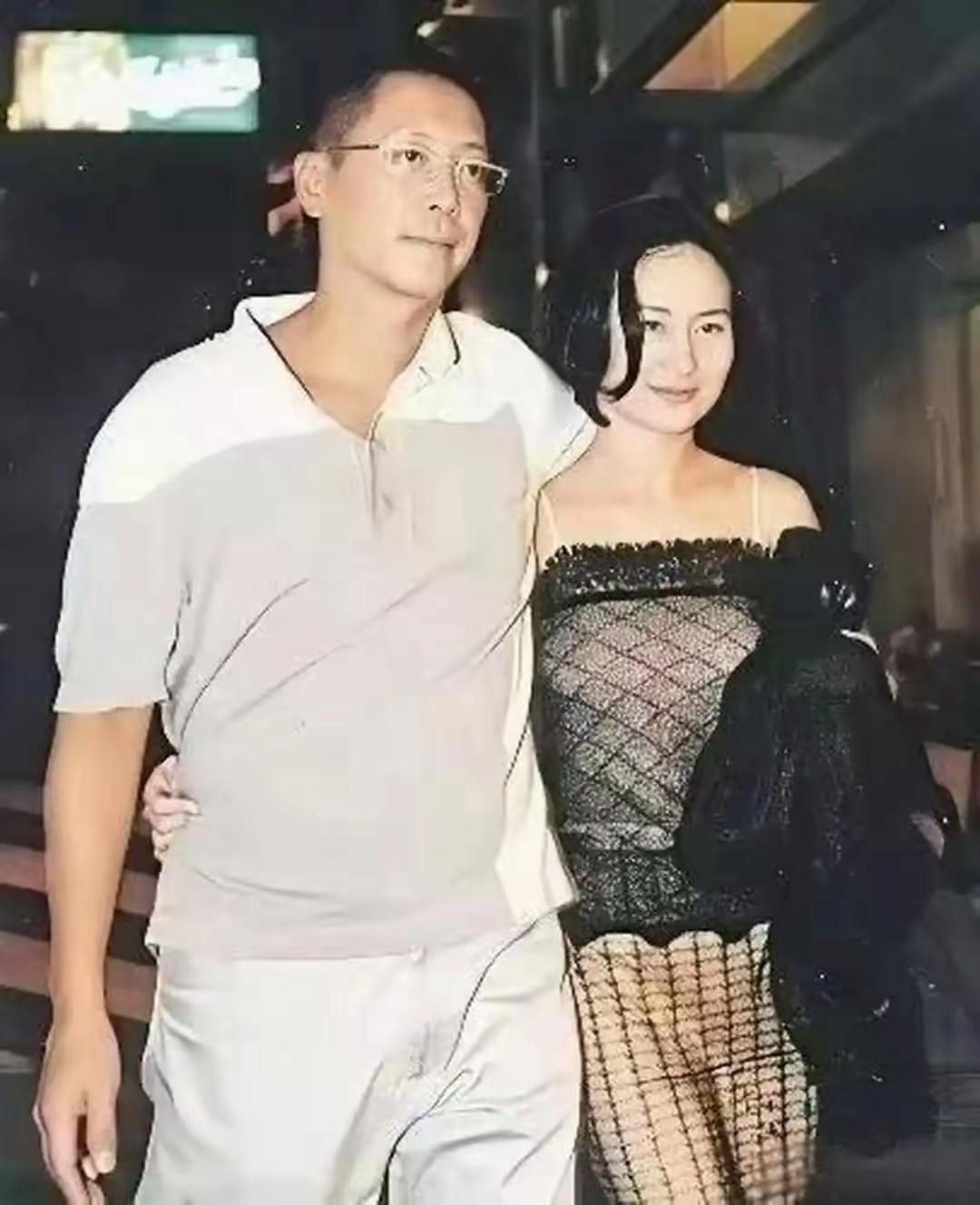 豪门联姻的后果，表面看着恩爱，其实是逢场作戏罢了！何超琼真正喜欢的人是陈百强，但