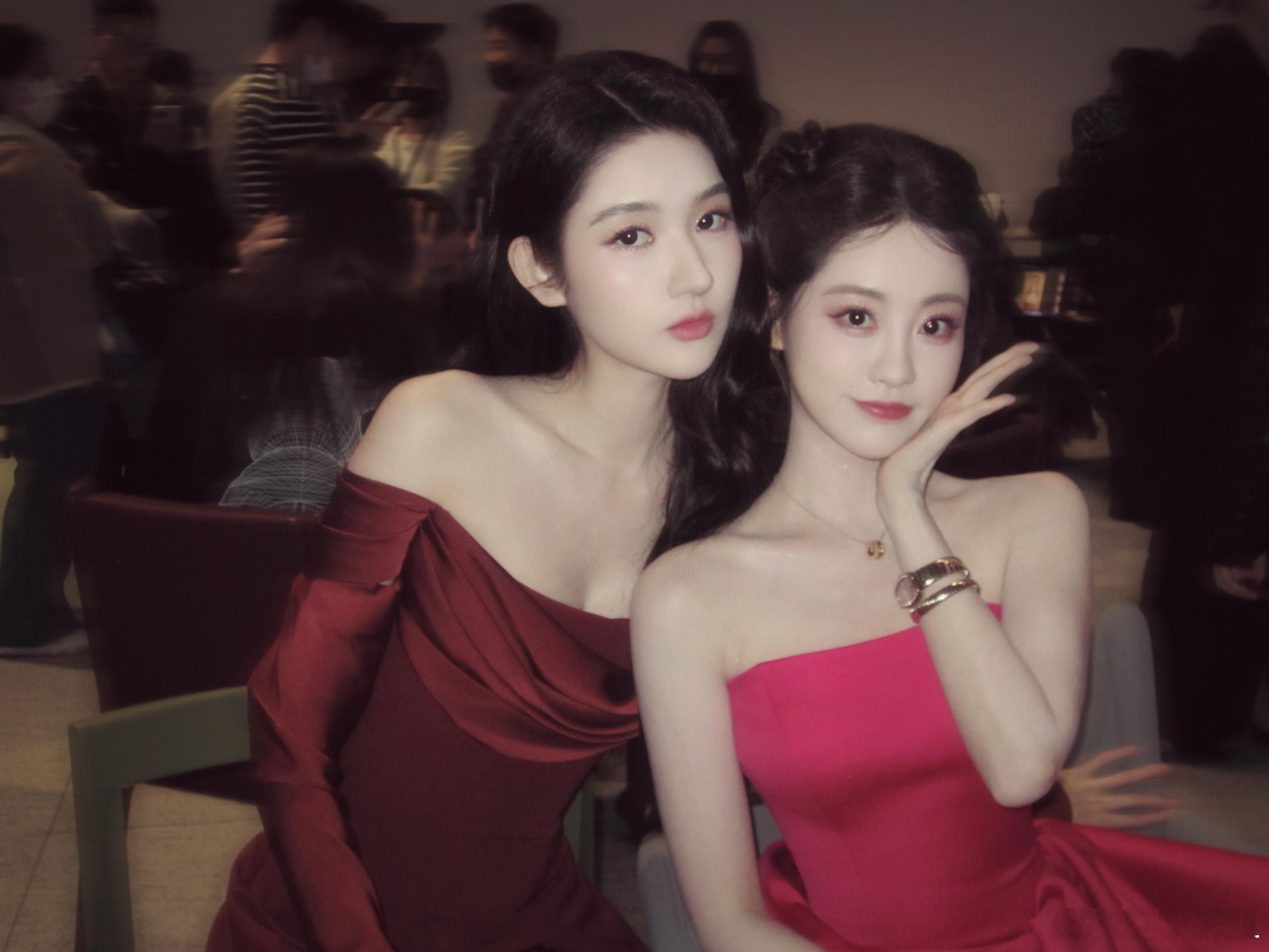 祝绪丹王玉雯合照时尚芭莎艺术大赏 祝绪丹王玉雯又见面了，一个冷脸一个甜妹，合照太