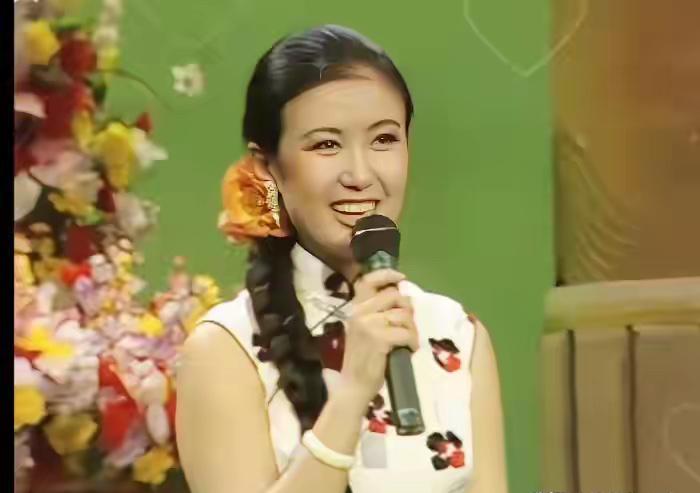 她曾是央视第一美女，赴港生子后，离开央视，如今远居美国，不再露面，你还记得她吗？