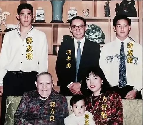 1992年，蒋孝勇带着妻子方智怡以及三个儿子友柏、友常、友青看望母亲蒋方良时，留