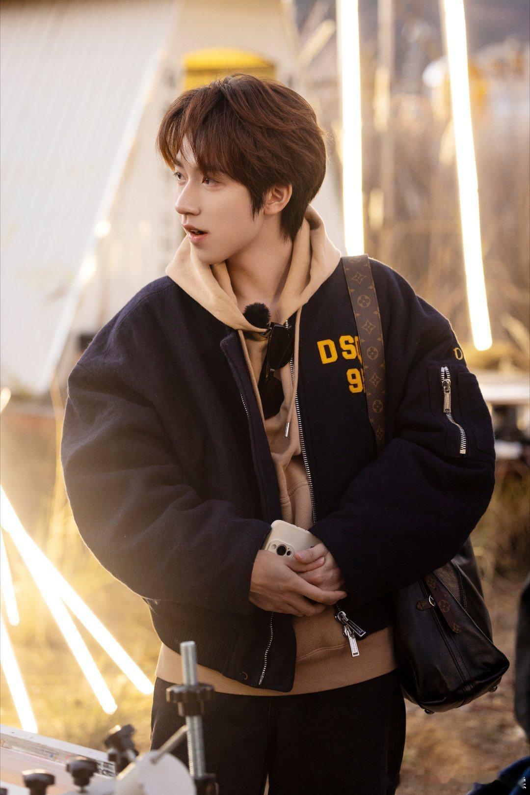 李小冉让贺峻霖小嘴巴闭起来  贺峻霖cha了李小冉的心愿便利贴，还说：“小姨没说