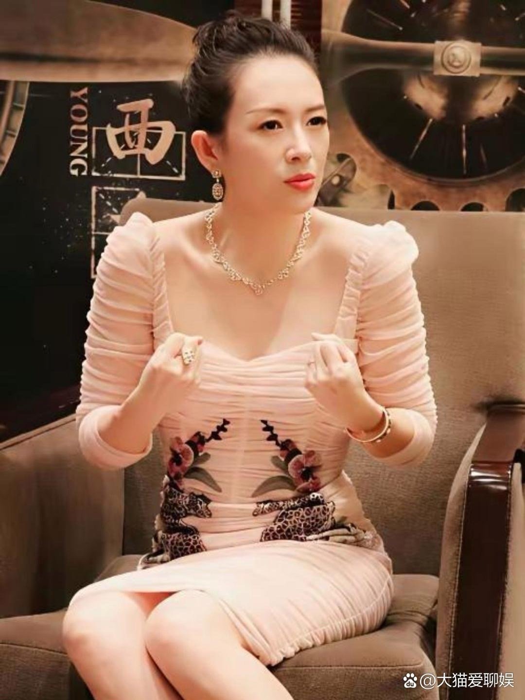 章子怡不仅颜值与气质双在线，连脚型都精致好看，真的是人美脚更美，细节里全是惊艳！