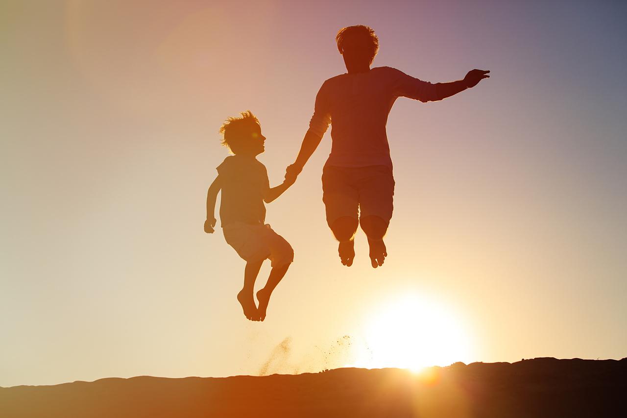 父母的影响，是家庭给孩子最深的烙印

一个家庭中，父母的影响如同空气与阳光，渗透