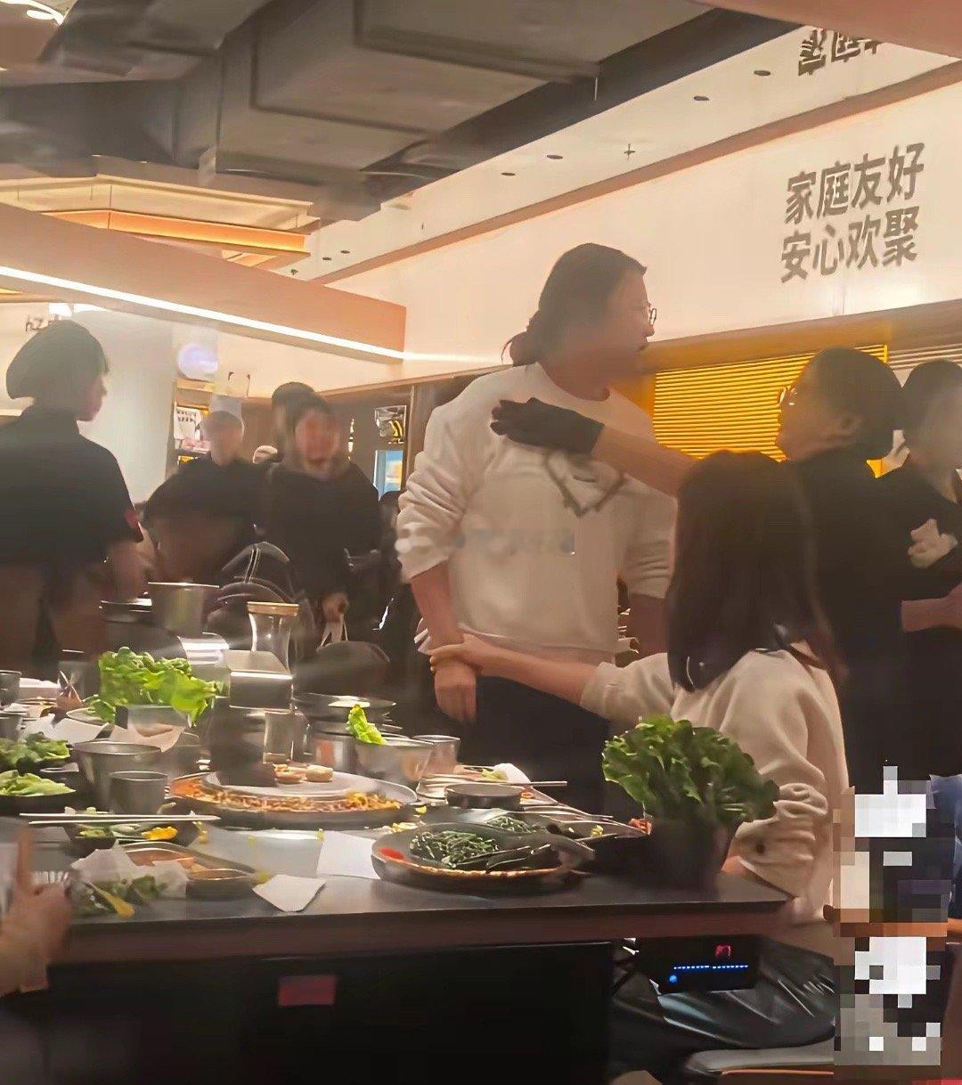 12月13日，湖北武汉。某餐厅内因孩子哭闹引发邻桌顾客不满，孩子妈妈可能也因为孩