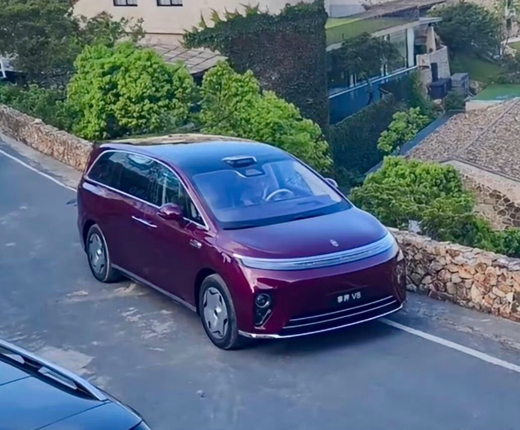 尊界V800、V680两款MPV才上市，享界V8实车测试车就曝光了。鸿蒙智行享界