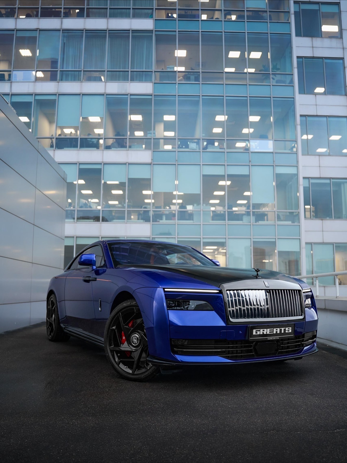 劳斯莱斯Spectre Black Badge ——现代奢华与自信力量的化身。深