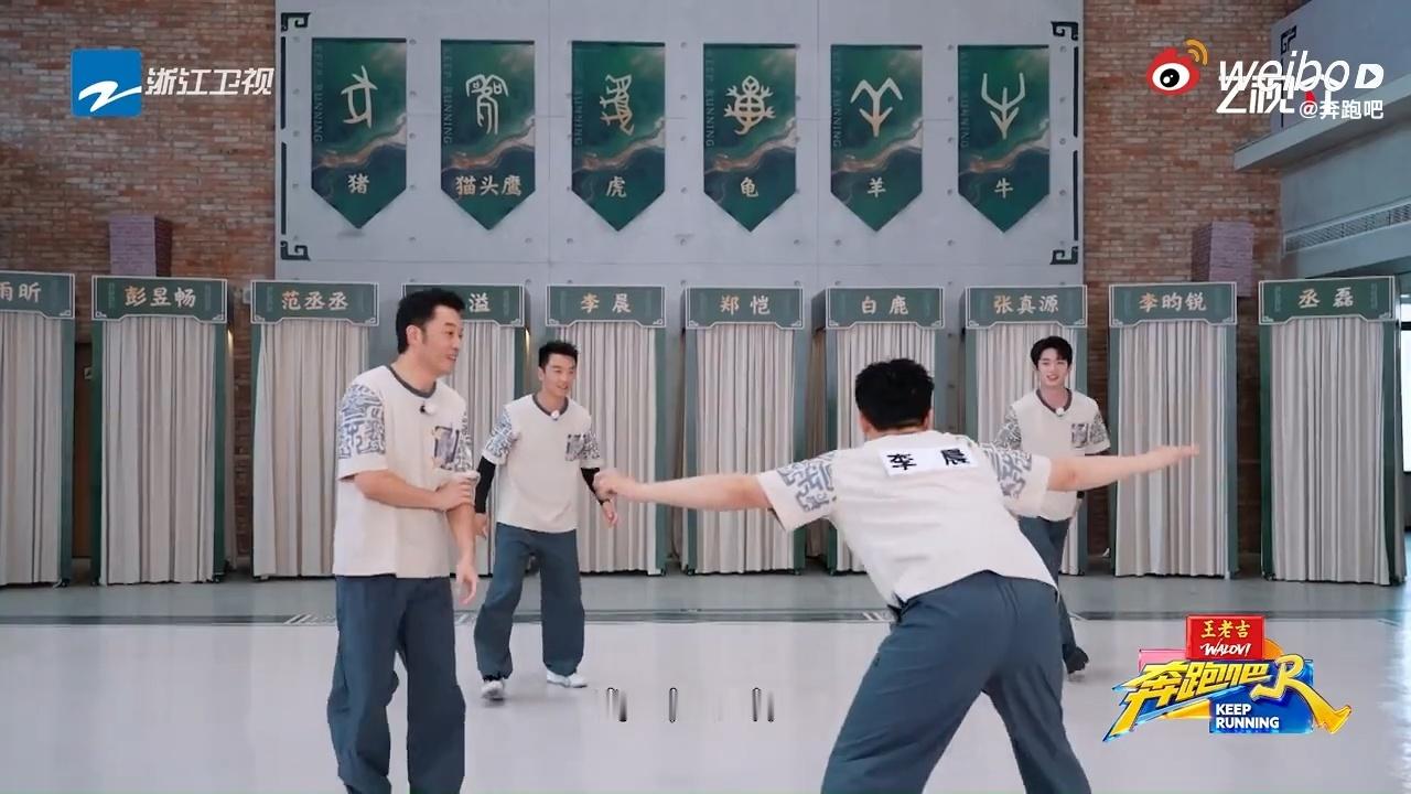 李晨撕名牌再现1V3名场面奔跑吧 什么叫力量压制？这就是！别人还在互相对眼色、找