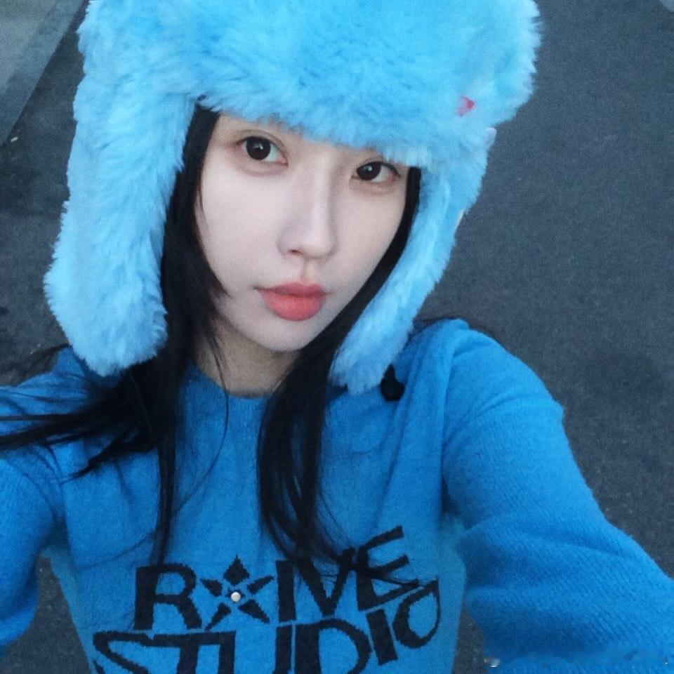 虞书欣更新了好多照片啊！这个蓝帽子戴上完全是真人版wakuku来的萌鼠我了 