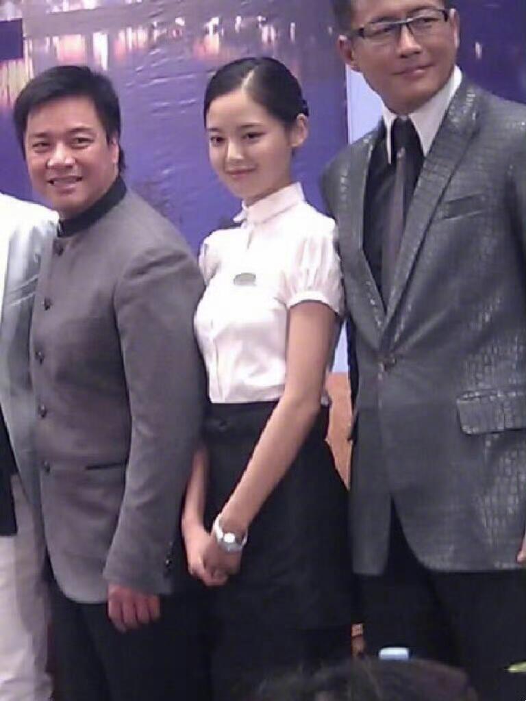 这姐以前端庄的像迎宾小姐😀😀辛芷蕾以前看来是个淑女啊，现在完全就是搞笑女啊！