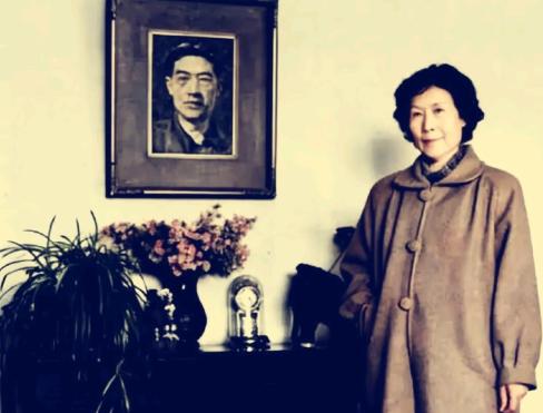 1953年徐悲鸿病逝后，廖静文于1958年与解放军军官黄兴华再婚，1959年生子