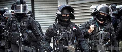 法国黑豹突击队raid，使用俄罗斯塞噶12霰弹枪，黑豹武器比较随性，不拘一格，还