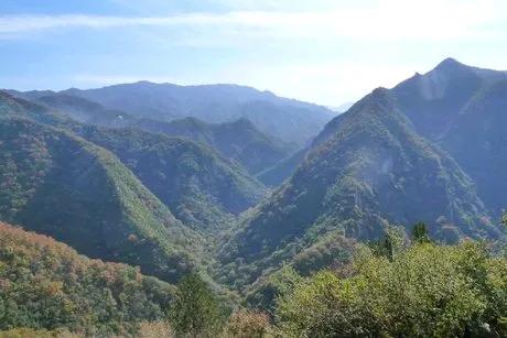 下联：山里有山山靠山