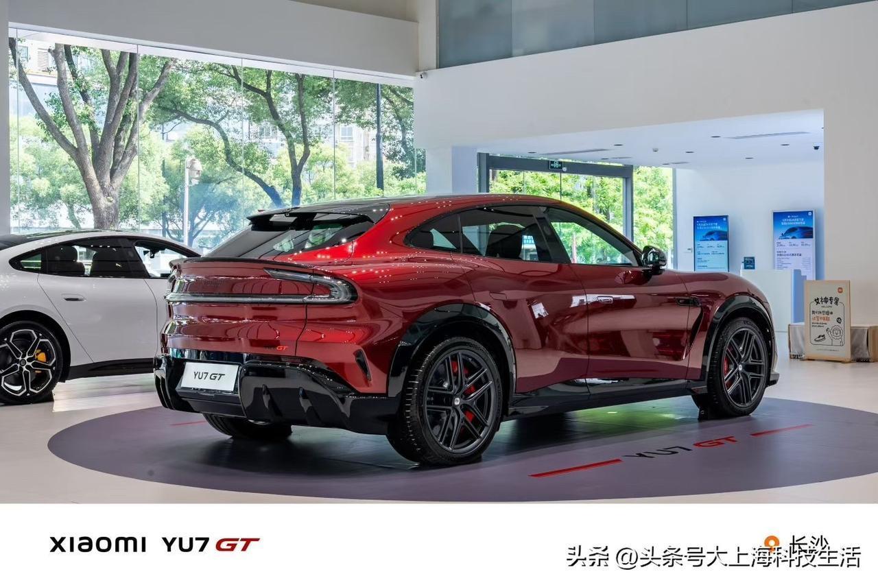 小米YU7 GT的车厘子红，不同于竞速红的正红和赤霞红红色偏金，它是深色偏暗的红