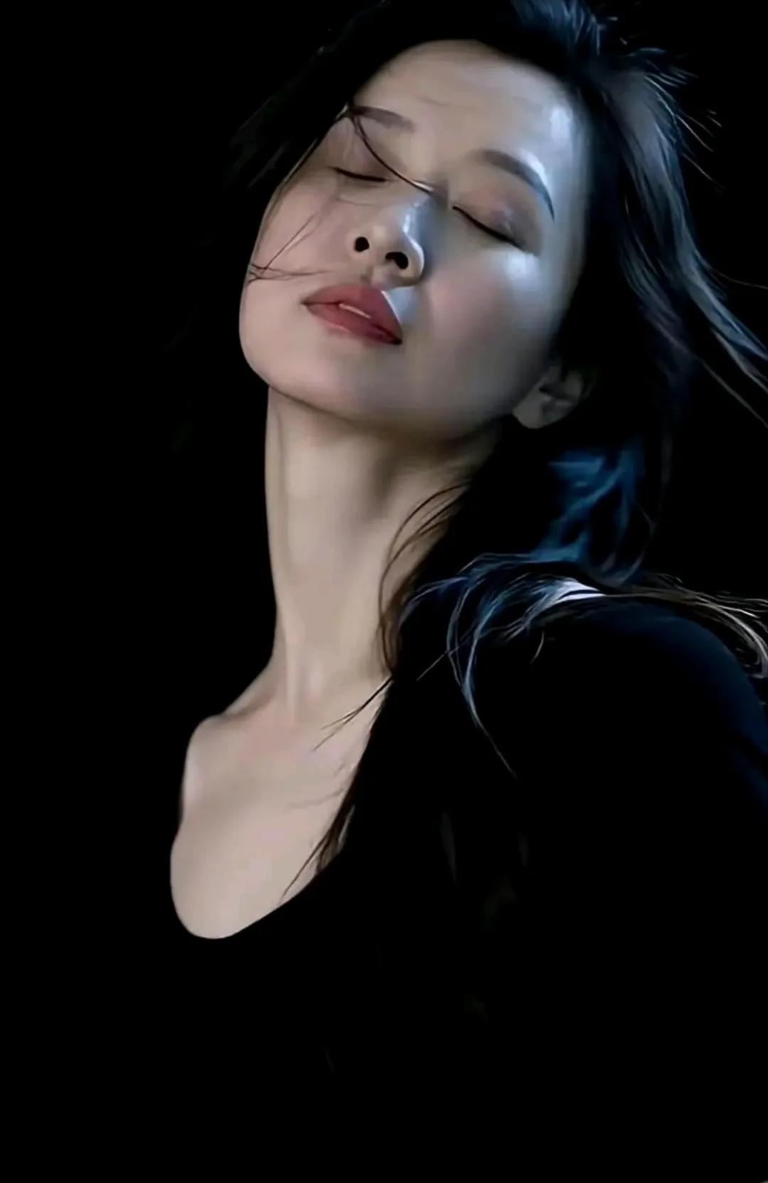这算不算女人最好的状态？白里透红，与众不同。
女性应有的气质
