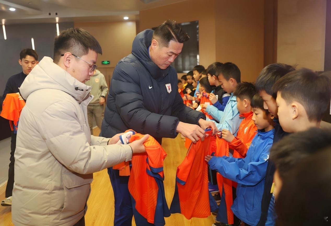 2月3日上午，2025首届“泰山小将”数选未来足球精英赛冬令营开营仪式在潍坊市山