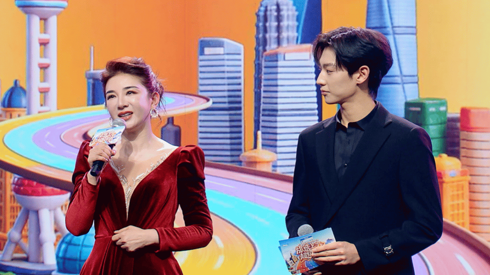 黄奕担任东方卫视晚会主持人 一颦一笑都很有气质，黄奕主持时的端庄与灵动并存，越看