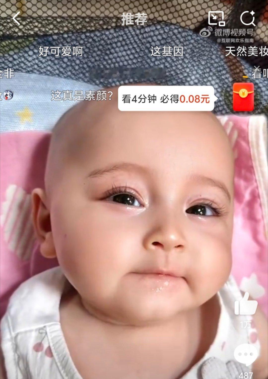 新疆的小孩一出生就带全妆我嘞个天，这浓眉大眼的，太漂亮了，谁不想要个这样的宝宝 