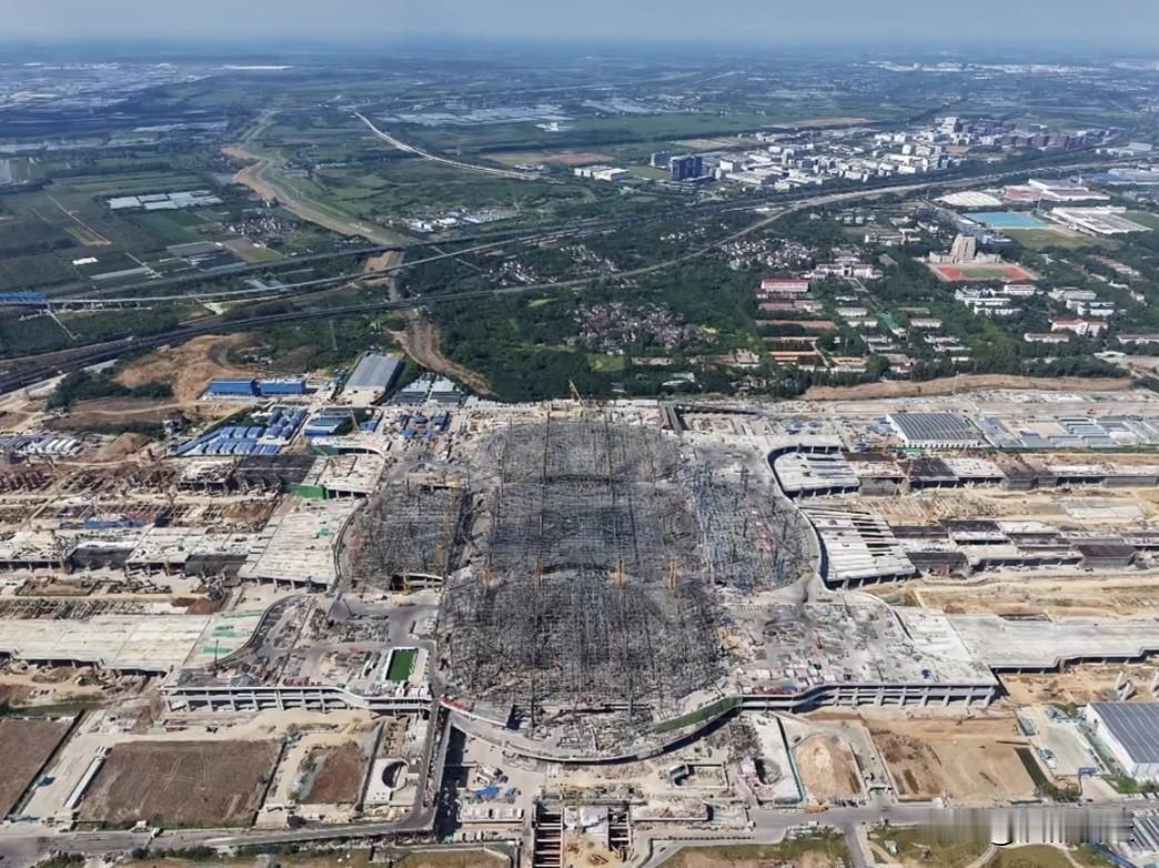 南京北站落成后，一条宿迁直通南京的高铁通道将正式成型：从宿迁东站向南出发，途经泗